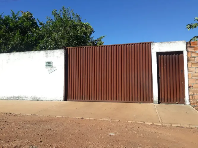 Casa luzimangues velho atrás do foguetinho material de construção