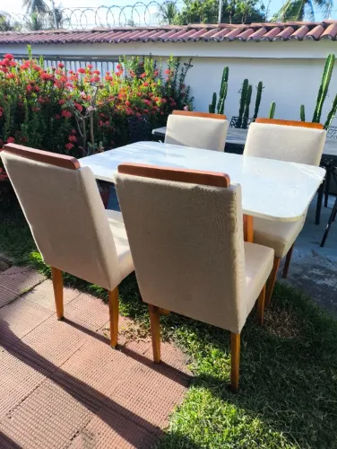 R$ 1.200 - Mesa de Jantar + 4 Cadeiras