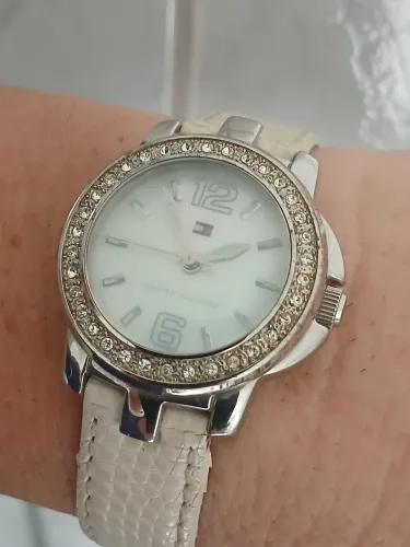 Bonito relógio original TOMMY seminovo elegante antigo de coleção .