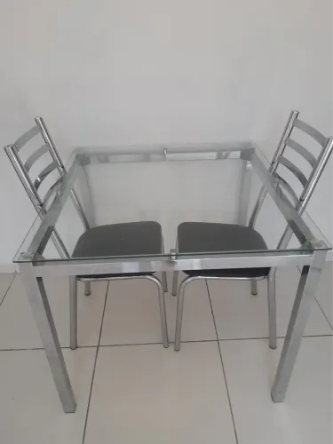 VENDE - SE mesa acompanhada de duas cadeiras 