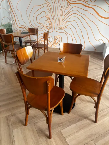 Conjunto de mesas e cadeiras para bar, restaurante, cafeteria - Franco Bachot
