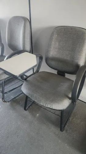 Cadeira estofada com prancheta