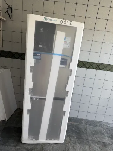 Geladeira Electrolux lacrada 