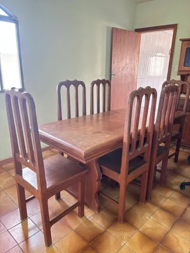 Mesa de madeira com 6 lugares 