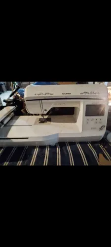 Vendo máquinas de costura, uma reta industrial e uma de bordar 