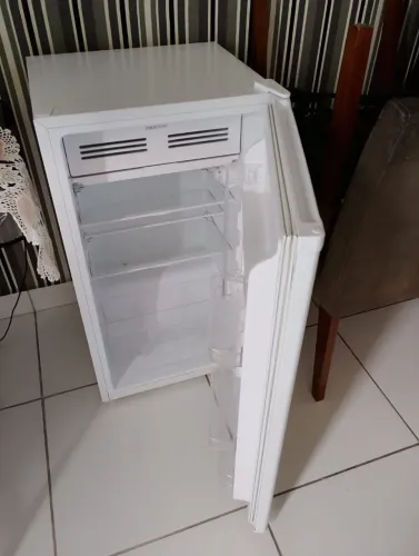 Frigobar Electrolux 90L