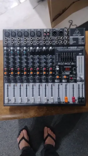 Mesa de som Behringer 12 canais