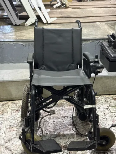 Cadeira de rodas motorizada 