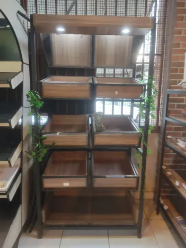 Fruteira industrial em MDF e metalon galvanizado iluminado.