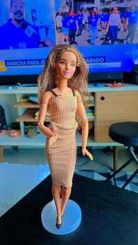 Barbie loira articulada
