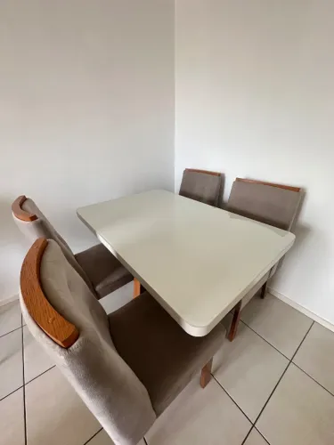 Mesa com 4 cadeiras