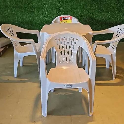 Jogo cadeiras de plásticos