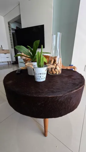 Centro de Mesa/Puff de Couro de vaca com pelo verdadeiro preto.