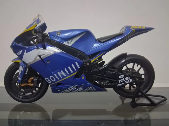 Miniatura Moto GP New Ray Yamaha 2005 #46 Valentino Rossi - Escala: 1/12