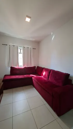 Sofá grande, muito conservado, em L, de veludo marsala.