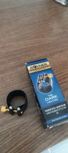 Abraçadeira Rovner 2r Dark Couro Sintético Para Sax Tenor