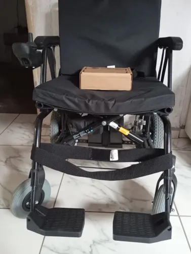 Vendo cadeira de rodas motorizada Freedon