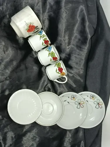 VENDO 4 XÍCARAS DE PORCELANA DA POZZANI VARIADAS