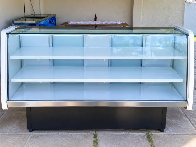 Vitrine Refrigerada Expositora para Bolos, Doces e Salgados