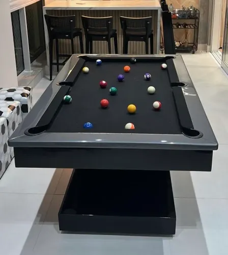 Mesa de bilhar modelo Zeus: 1,81m x 1,16m.