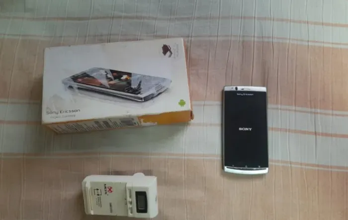 Sony Ericsson Xperia Arc Lt18a 8mp 3g Wifi com carregdor universal ou troco por iphone 11