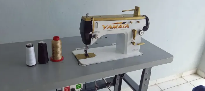 Maquina de costura Industrial Reta e ZIG-ZAG c/mesa
