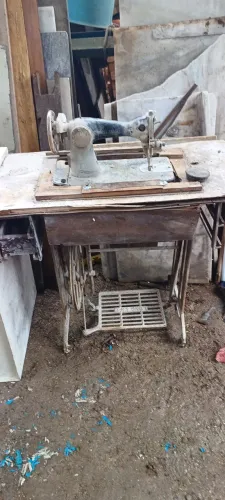MÁQUINA DE COSTURA PHILLIPS ANTIGA NO ESTADO ( PARA DECORAÇÃO OU RESTAURAÇÃO ) R$600,00