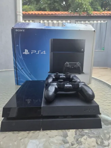 PlayStation 4 Fat + 2 controles + 2 jogos