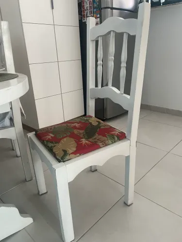 Mesa de jantar em madeira maciça nobre de Gramado com 6 cadeiras