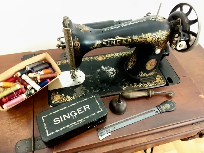 Relíquia Máquina de Costura Americana SINGER de 1934 c/Acessórios da Época