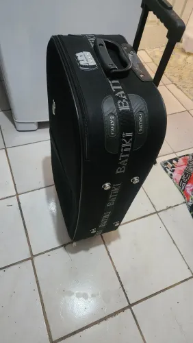 Mala de viagem com rodinhas e cadeado..