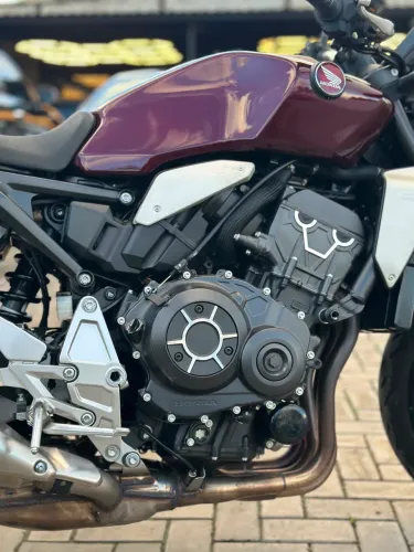 CB1000r com apenas 525 km rodado 