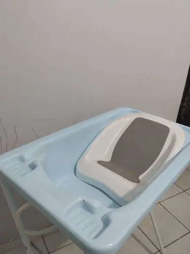 Banheira de bebê com suporte