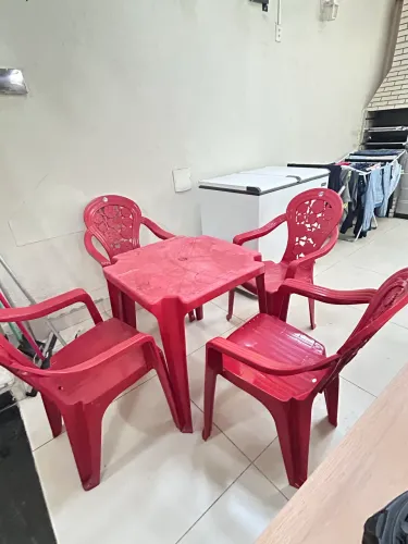 Mesa de plástico com 4 cadeiras