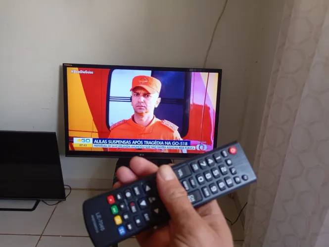 Tv digital  LG 42 polegadas  com controle/ Uma listra fio de cabelo