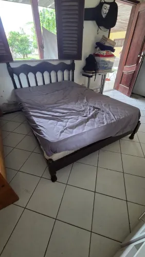 Cama de casal em madeira maçica