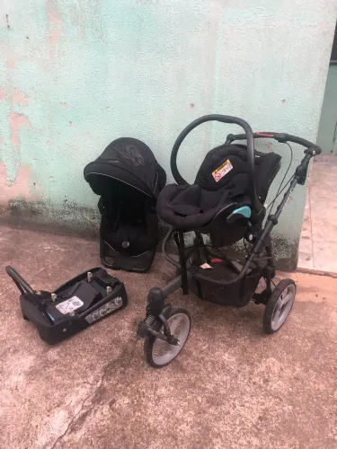 Carrinho de bebê com bebê conforto
