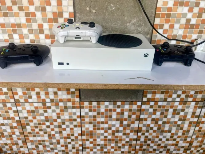 Vendo Xbox série s com três controles e Caixa