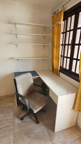 Mesa, Prateleiras e Cadeiras para doação