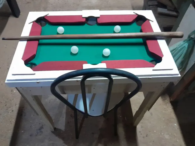 Mesa de bilhar infantil, com tampo para mesa e cadeira. 