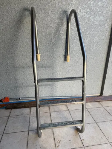 Escada de piscina
