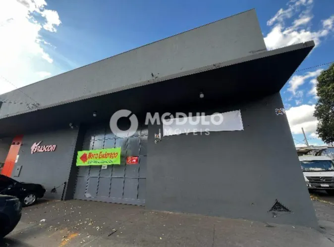 Galpão comercial disponível para locação no Distrito Industrial.