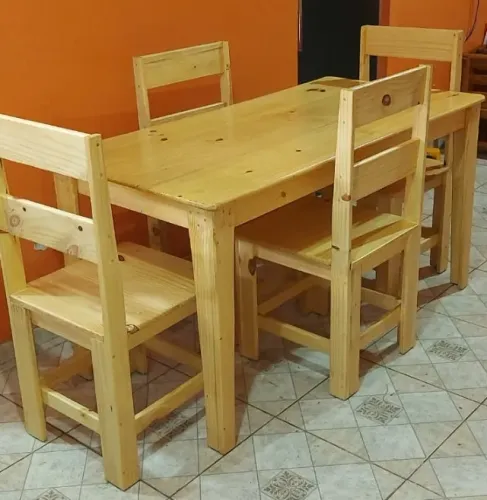 Mesa com 4 cadeiras envernizadas novas