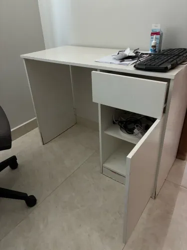 Escrivaninha branca 1m com gaveta e armário - R$ 150