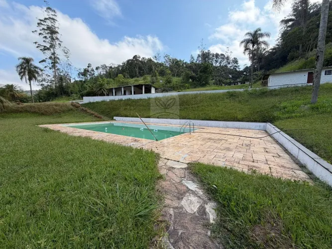 Sítio com 5 alqueires, rico em água e natureza preservada
