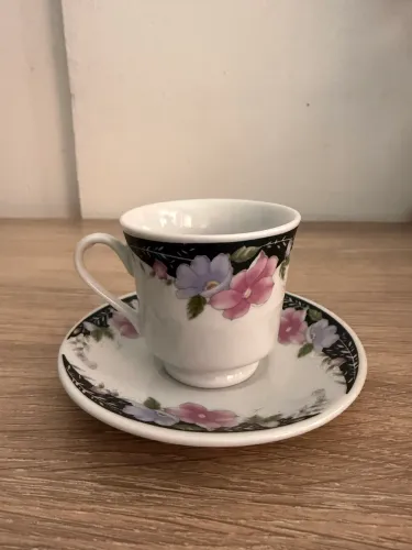 Xícara e pires porcelana flores