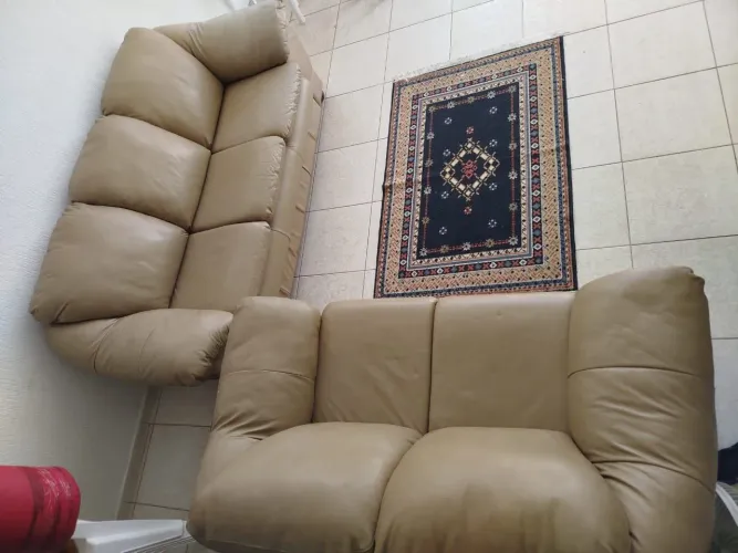 FAMÍLIA VENDE TUDO - Sofá 3 X 2 Lugares em couro legítimo - Excelente estado