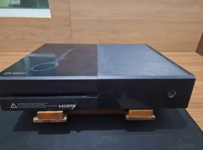 Xbox One 500GB + 2 Controles + RDR2 e MK11 + FC26 +Kit Gamer