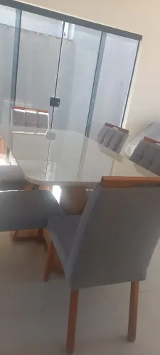 Jogo de mesa com cadeiras .
