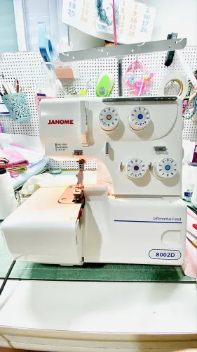 Overloque Janone 8002d. 